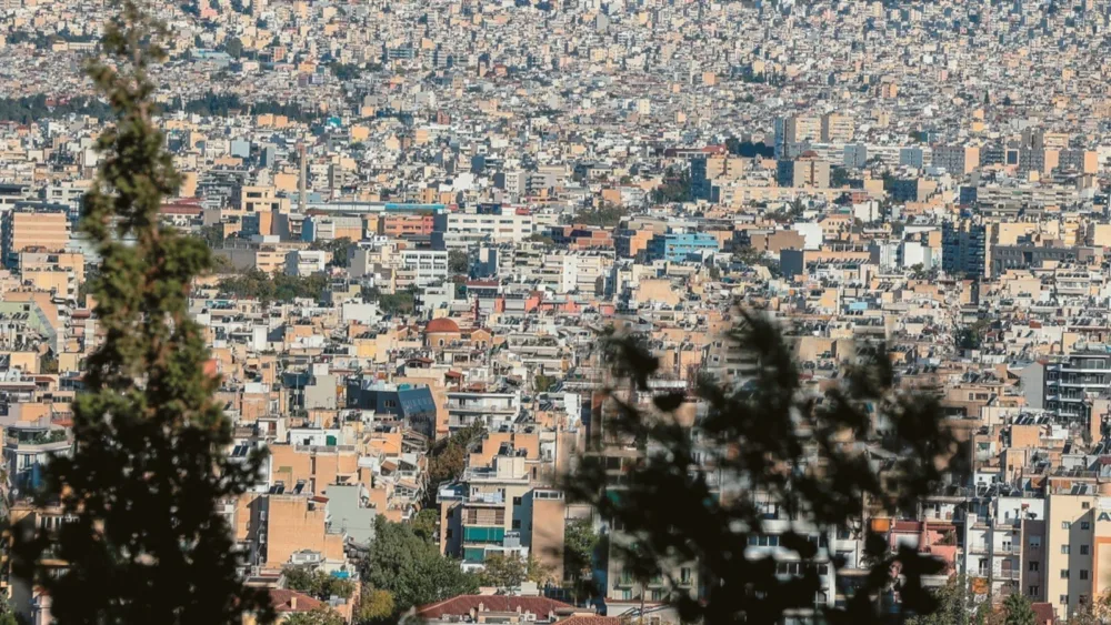 Γιατί μειώνεται το ενδιαφέρον για την Golden Visa – Ποιοι ξένοι επενδυτές αγοράζουν σήμερα ακίνητα στην Ελλάδα