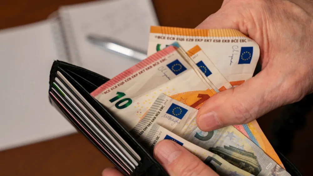 Κατώτατος μισθός: Στα 1.000 ευρώ έως το 2028 – Αυξάνονται οι καθαρές αποδοχές