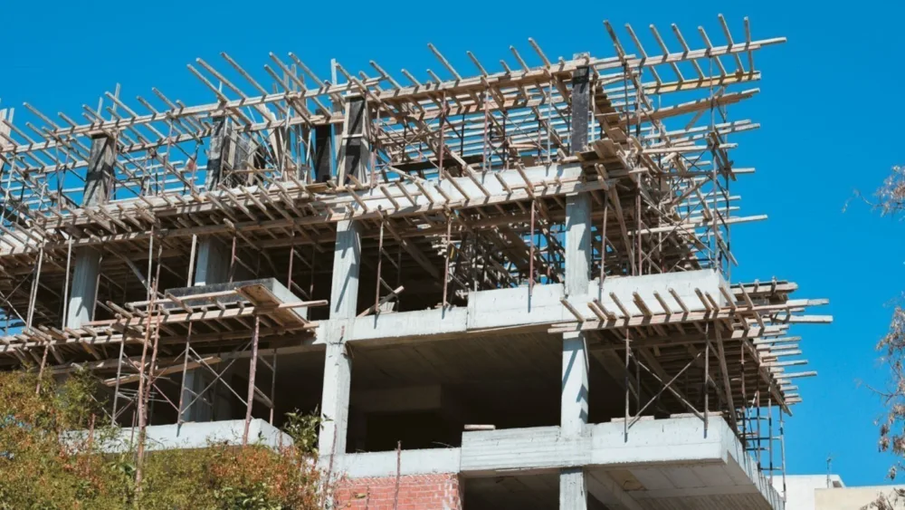 Mείωση της οικοδομικής δραστηριότητας το 2025 σε σχέση με το 2024 τόσο σε οικοδομικές άδειες όσο και σε όγκο κατασκευών