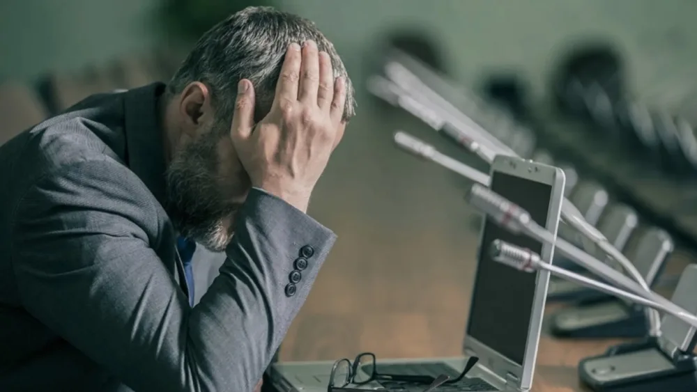 Ο επιχειρηματίας που δεν κοιμάται καλά το βράδυ: Τι κρύβεται πίσω από το οικονομικό άγχος