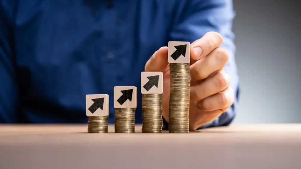 Μισθοί: Οι κλάδοι με τις μεγαλύτερες αυξήσεις, το «job hugging» και οι επιπτώσεις της τεχνολογίας