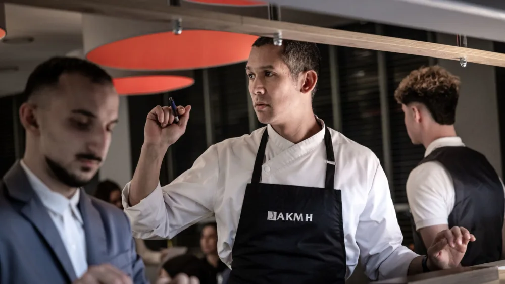 Η Ανώτερη Σχολή ΑΚΜΗ υποδέχτηκε τον Σωτήρη Κοντιζά για ένα hands-on project επαγγελματικής εκπαίδευσης και δημιουργικής πίεσης