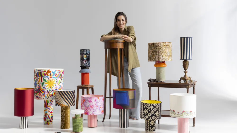 ZAZÁ DAMÒ: Η μνήμη των υλικών συναντά τα σύγχρονα φωτιστικά και το Κουκάκι