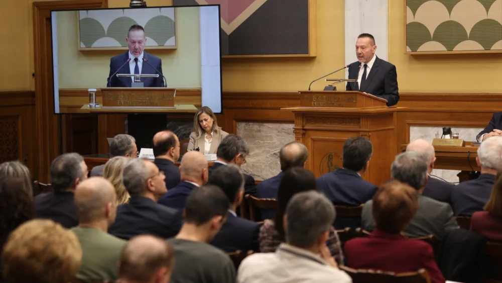 Ο διοικητής της ΤτΕ τονίζει την ανάγκη διασφάλισης της πολιτικής σταθερότητας, ειδικά σε συνθήκες διεθνούς αυξημένης αβεβαιότητας