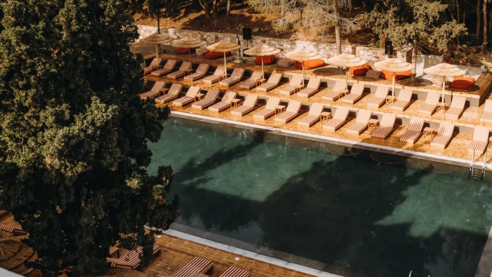 Η Domes Resorts αποκτά πλειοψηφικό ποσοστό στην Casa Collective