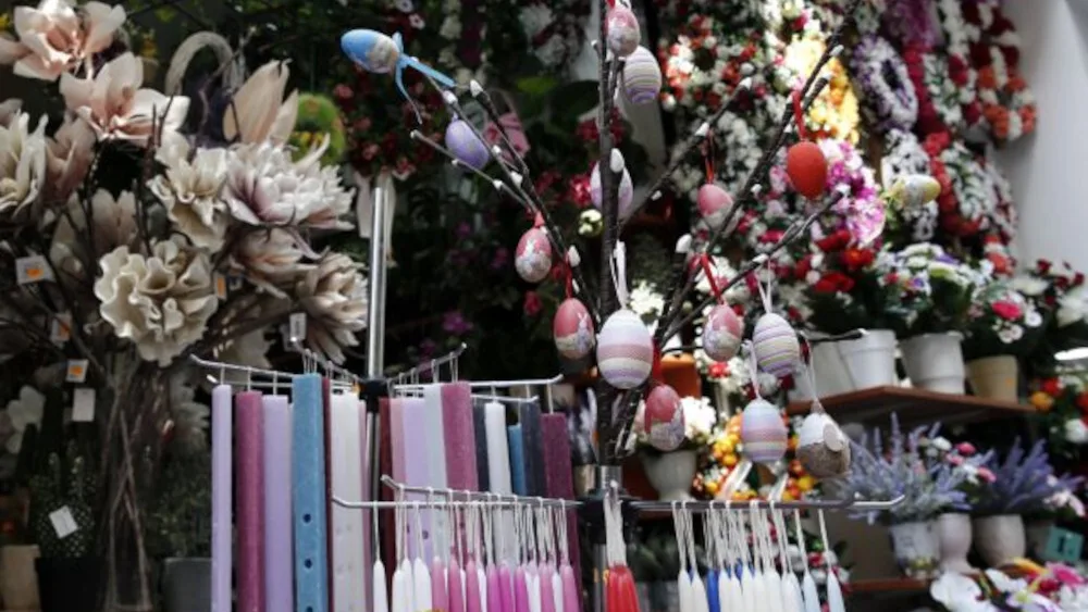 Εορταστικό ωράριο: Μέχρι ποια ώρα είναι ανοιχτά τα καταστήματα σήμερα Μ. Πέμπτη