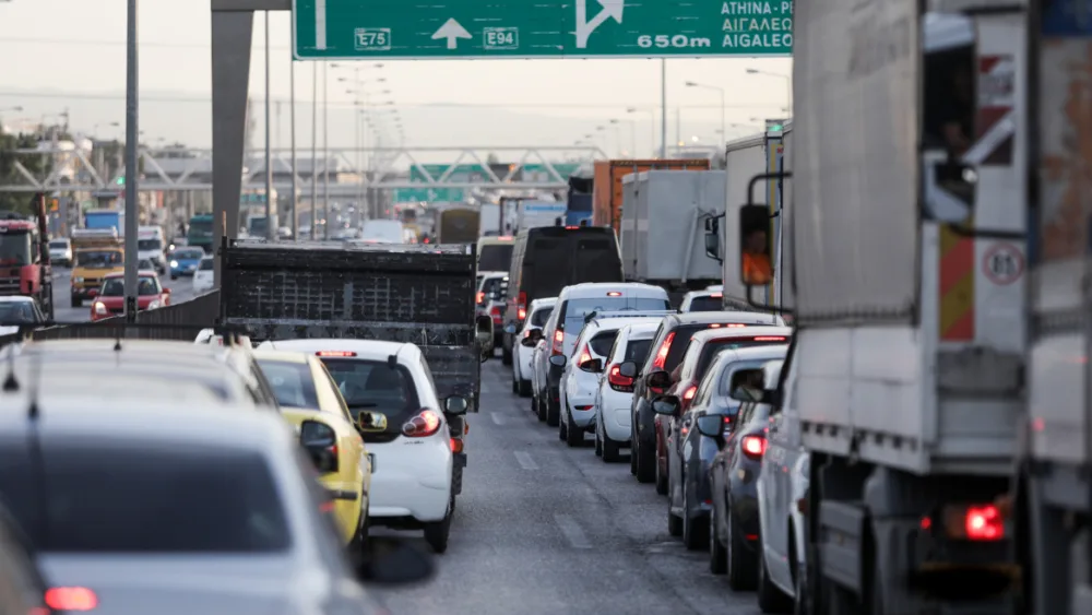 «Μποτιλιαρισμένοι στην κίνηση»: Οι Έλληνες περνούν 143 ώρες τον χρόνο στο δρόμο…