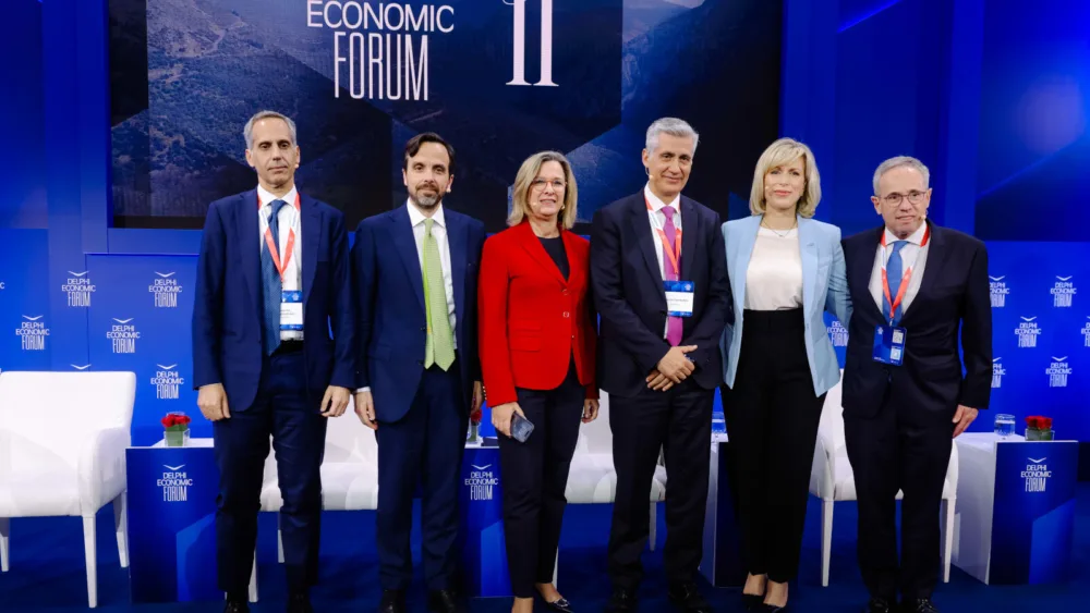 Η Bain & Company ανέλυσε στο Delphi Economic Forum 2026 τις δυνάμεις που αναδιαμορφώνουν τις επενδύσεις και την τραπεζική εμπειρία