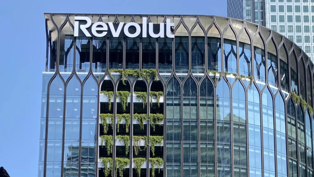 Η Revolut ετοιμάζει το πρώτο της φυσικό κατάστημα στη Βαρκελώνη
