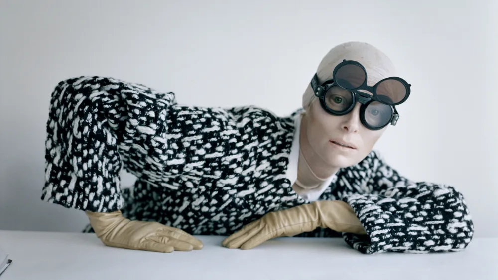Η Tilda Swinton επιστρέφει σε μια έκθεση για τις “ongoing” σχέσεις και το θερινό σινεμά της ταράτσας του Onassis Ready