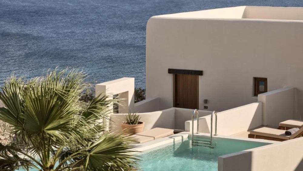 Ενδυναμώνεται η συνεργασία της Bain Capital με τη SWOT Hospitality, με αιχμή τη διαχείριση και στρατηγική ανάπτυξη του OMEON Mykonos