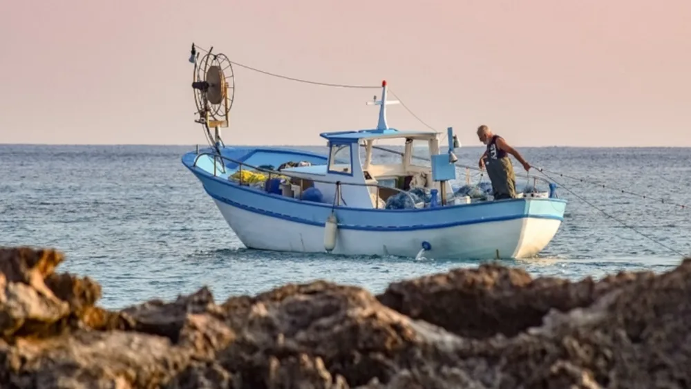 Η ΑΑΔΕ ψηφιοποιεί πλήρως τη διαδικασία έγκρισης δασμοφορολογικής ατέλειας για 12.000 επαγγελματίες αλιείς