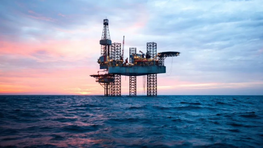 Καύσιμα: Άλμα τιμής στο πετρέλαιο Brent, ενώ αμόλυβδη παραμένει σταθερά κάτω από τα 2 ευρώ