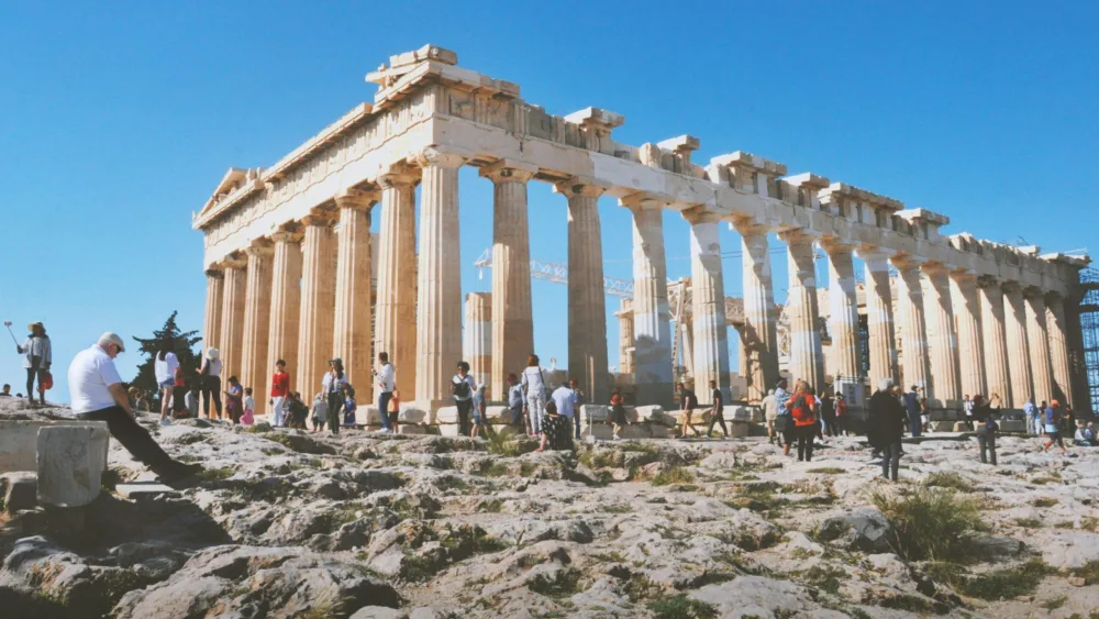 Το μεγάλο «στοίχημα» του τουρισμού - Ρεκόρ εσόδων, ισχυρή εκκίνηση και γνωστές προκλήσεις