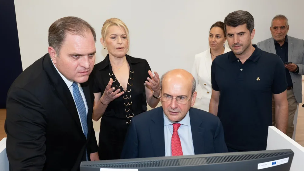 ΑΑΔΕ: Εγκαινιάστηκε το myPoint Κηφισιάς, παρουσία Χατζηδάκη και Πιτσιλή