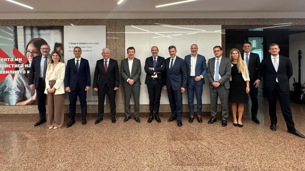 Νέα ώθηση στη συνεργασία UniCredit – Alpha Bank με επίκεντρο την ανάπτυξη σε περιφερειακές αγορές