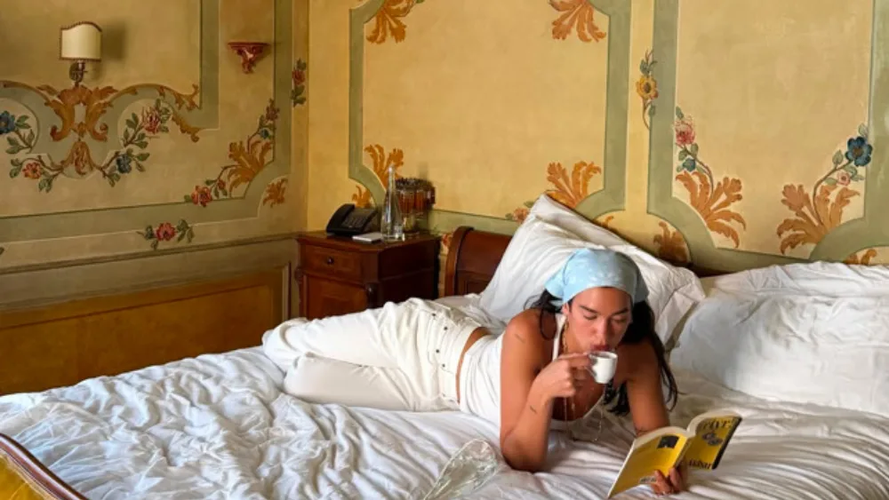 Το Livraria Lello, η Dua Lipa και η βιβλιοθήκη με τα βιβλία που έχουν λογοκριθεί