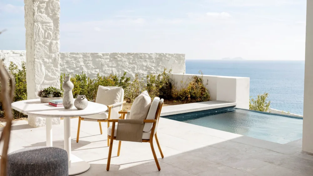Το Four Seasons Hotel Mykonos άνοιξε τις πόρτες του και υποδέχεται πλέον επισκέπτες