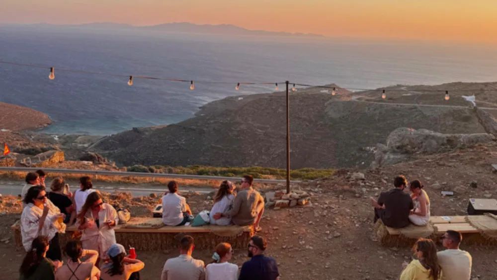 T2T – Tinos to Tinos: Μια καντίνα στο ηλιοβασίλεμα, μια νόστιμη πράξη προσφοράς