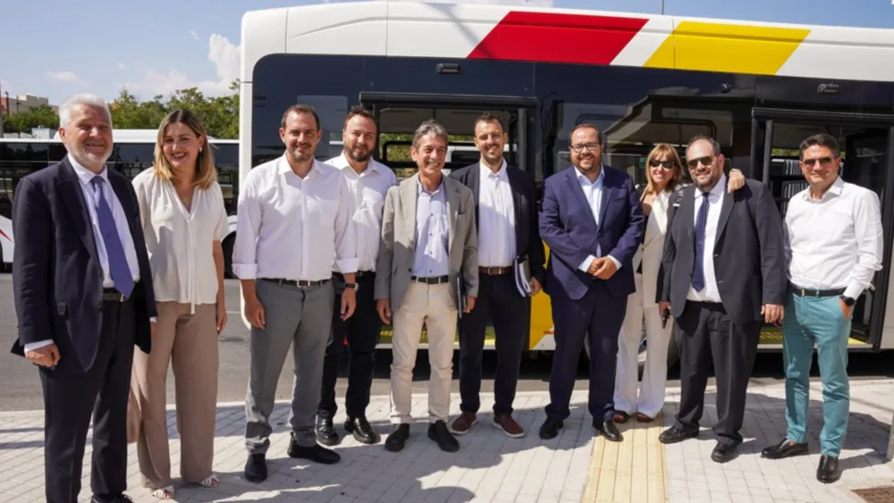 Νέα εποχή για τις συγκοινωνίες στη Θεσσαλονίκη - Δρομολόγηση 50 ηλεκτρικών νέων αρθρωτών λεωφορείων του ΟΑΣΘ