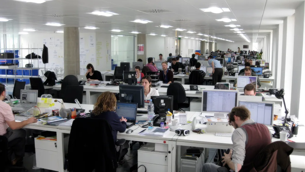 Μισθολογικό κόστος: Επιβραδύνεται η άνοδος στο 4%, αλλά η πίεση στις επιχειρήσεις παραμένει