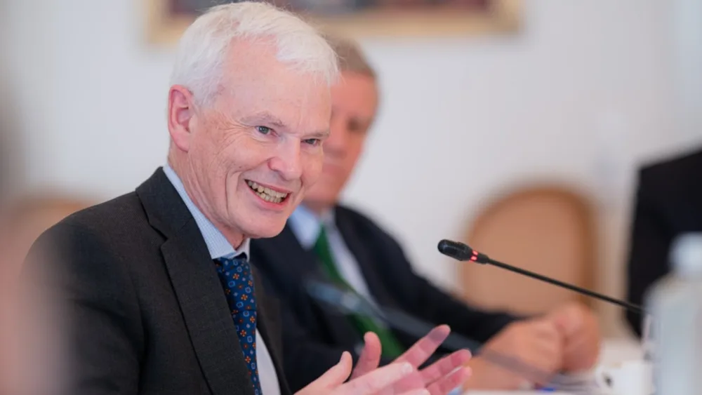 Creon Butler (Chatham House): «Υπάρχει κίνδυνος να υπερεκτιμούμε την αξία της τεχνητής νοημοσύνης»
