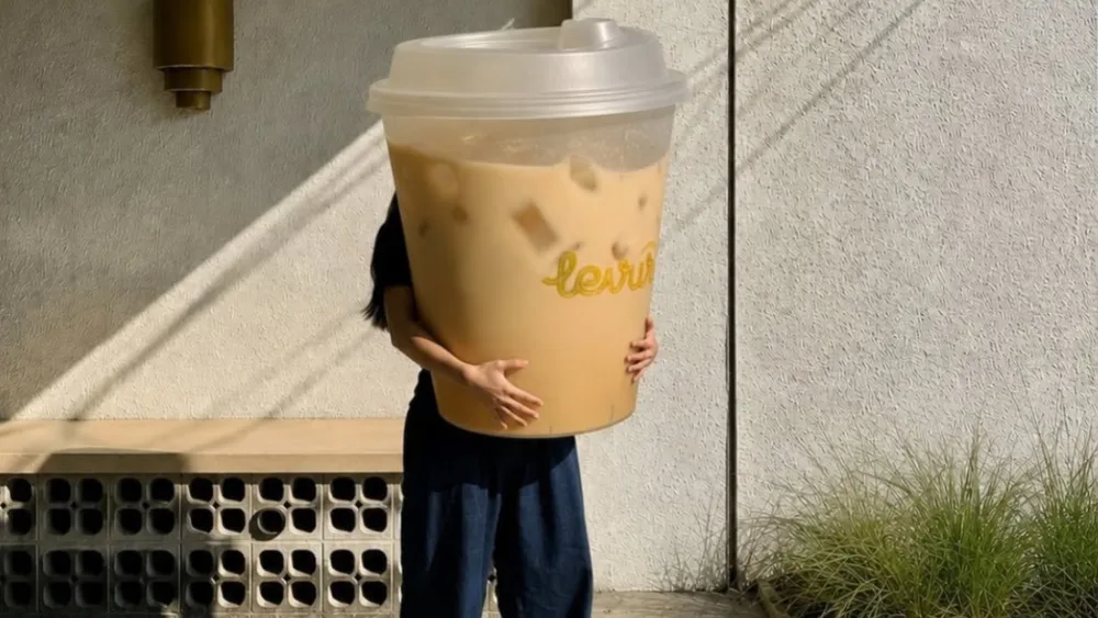 Η συζήτηση για τον iced latte που η Gen Z φέρνει στη συνέντευξη για δουλειά