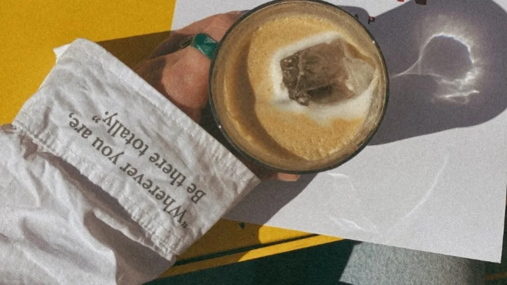 5 café της Αθήνας υπενθυμίζουν ότι η τηλεργασία δεν σημαίνει “δουλεύω από το σπίτι”