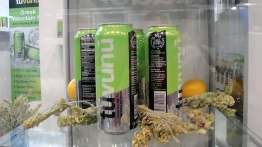 Μία Ελληνίδα συναντιέται με το «TUVUNU Greek Mountain Tea» στις ΗΠΑ