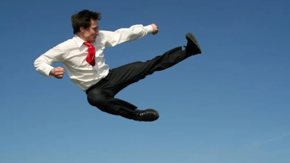 Στις μπίζνες, όπως και στις πολεμικές τέχνες, το βασικό δεν είναι μόνο να αποκρούσεις τα χτυπήματα, αλλά να προβλέψεις και από πού θα έρθουν*