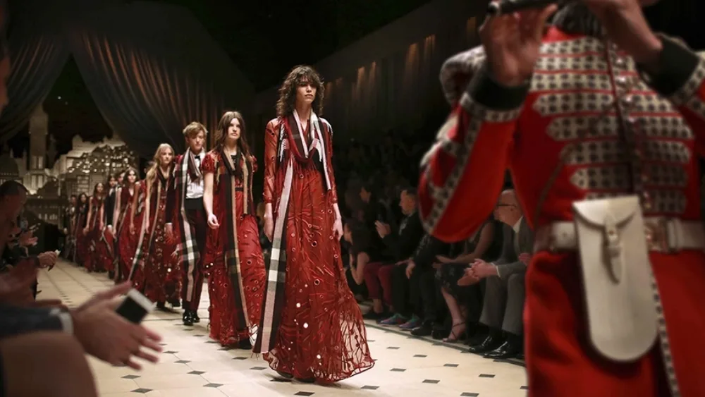 Burberry: Άμεση πρόσβαση στην πασαρέλα μέσω Live Shopping