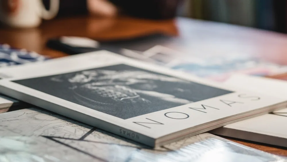 Nomas: Η συνάντηση περιοδικού και βιβλίου πάνω στο «ταξίδι»