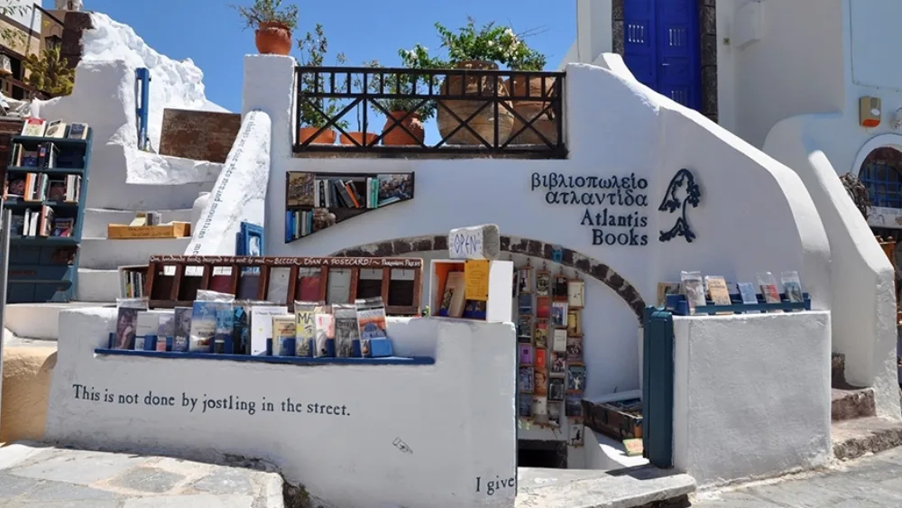 Όσοι αγαπούν τα βιβλία επισκέπτονται το βιβλιοπωλείο "Ατλαντίς"