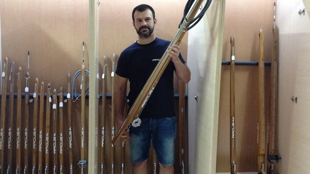 Αrcus: Τα χειροποίητα, ξύλινα ψαροντούφεκα που κατακτούν τις θάλασσες