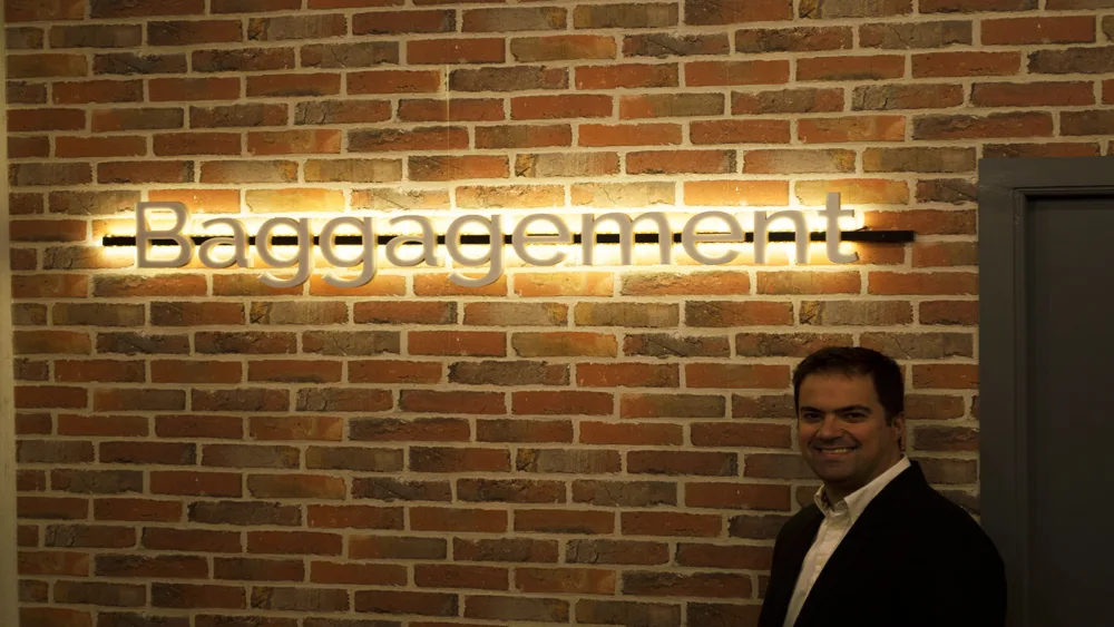 Γιατί να κουβαλάς τη βαλίτσα σου όταν υπάρχει η Baggagement; [video]