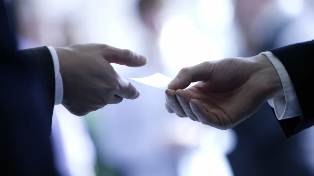 Τι να κάνετε κάθε φορά που κάποιος σας δίνει την κάρτα του