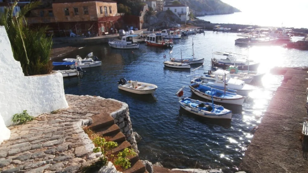 Το περισκόπιο της Ύδρας: Τα στέκια και οι συναντήσεις των (αντ)ασφαλιστών