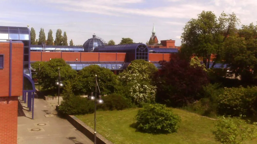 Ο υπαρχηγός του Hitler, οι φυλακές Spandau και το εμπορικό κέντρο