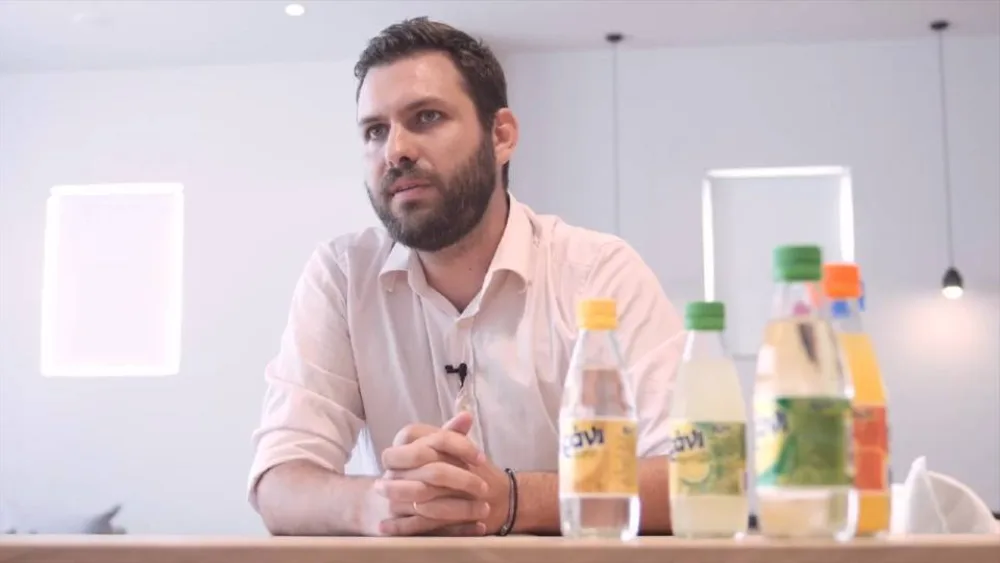 Γεράνι: Η εταιρεία αναψυκτικών που διατηρεί την οικογενειακή της ταυτότητα [video]