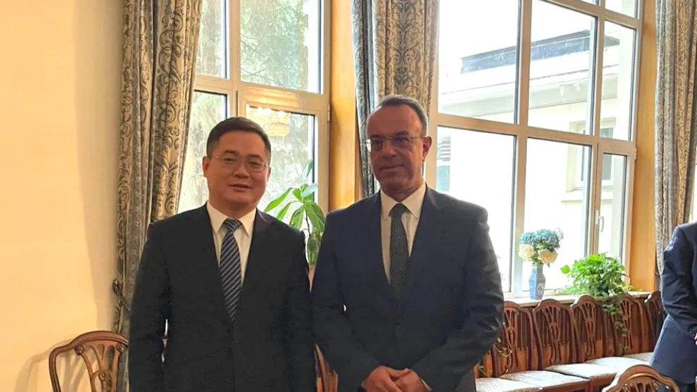 Συνάντηση Σταϊκούρα με τη διοίκηση της εταιρείας «Yutong International Holding» στο Πεκίνο