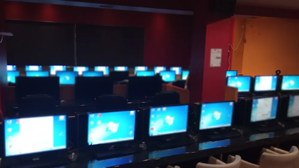 Κατάστημα με 51 υπολογιστές παράνομων τυχερών παιγνίων εντοπίστηκε από την ΕΛΑΣ