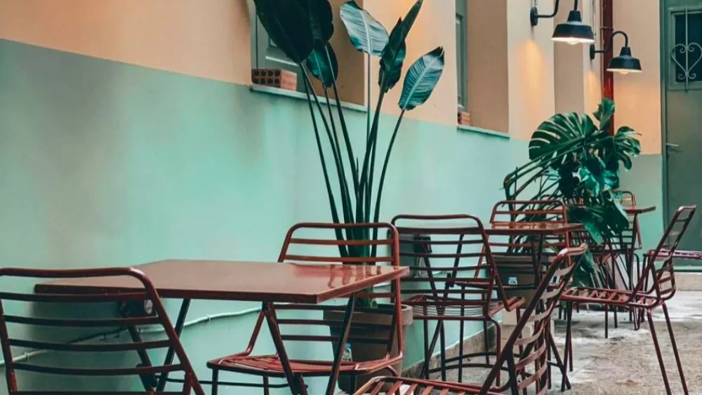 Το νέο αθηναϊκό bar-restaurant κρύβεται σε έναν ακάλυπτο