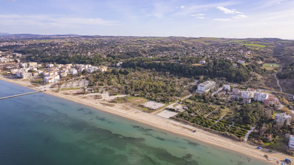 ΤΑΙΠΕΔ: 3 προσφορές για την αξιοποίηση του ακινήτου «Ακτή και Camping Αγίας Τριάδας»