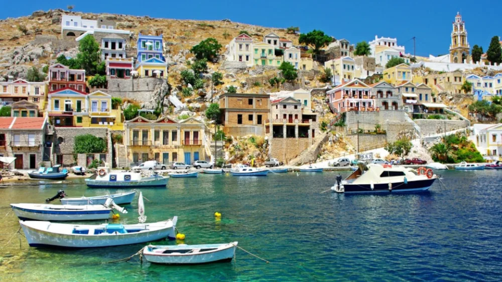 Το Επαγγελματικό Επιμελητήριο Αθηνών ενισχύει την Αίγινα αποστέλλοντας 90 παλέτες εμφιαλωμένο νερό