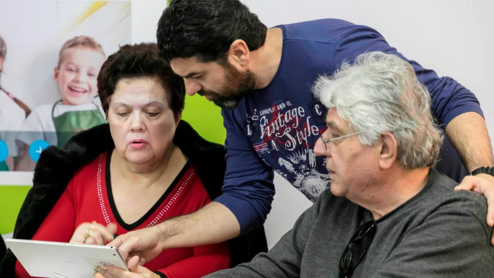 Πρόσβαση στον Ψηφιακό Κόσμο σε ανθρώπους μεγαλύτερης ηλικίας δίνει η COSMOTE μέσω δωρεάν μαθημάτων