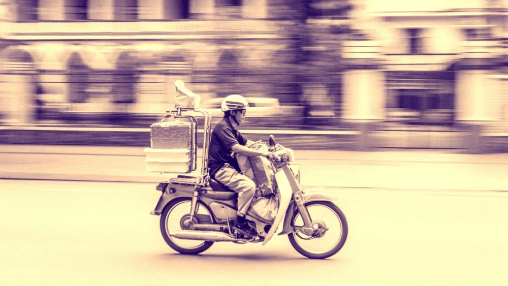 Οι Έλληνες ξοδεύουν 1,5 δισεκατομμύριο ευρώ για delivery καφέ και φαγητού