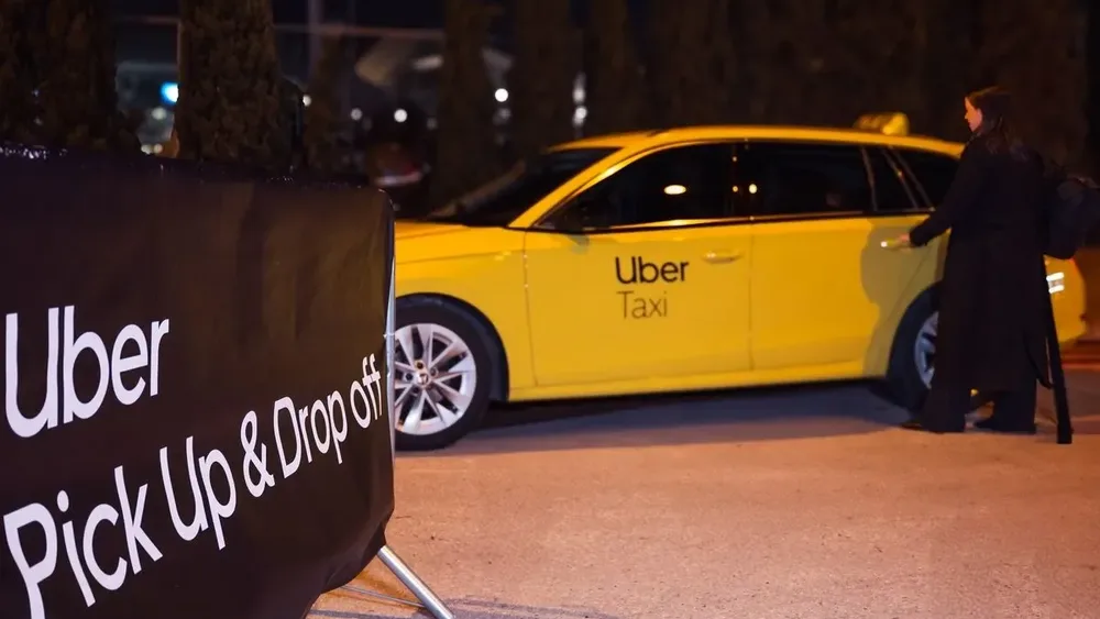 Uber: Αμερικανοί, Βρετανοί και Γάλλοι ενισχύουν τη ζήτηση για μετακινήσεις στην Αθήνα