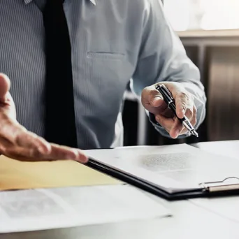 Αναδιαμόρφωση Μοντέλου Εργασίας, ο διττός ρόλος του ασφαλιστικού συμβόλου