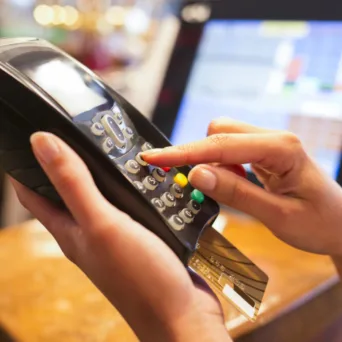 Ηλεκτρονικές πληρωμές με το 30% του εισοδήματος έως το τέλος του έτους - Νωρίτερα φέτος το δώρο Χριστουγέννων