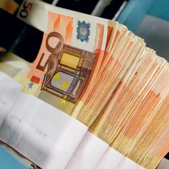 Τα επιτόκια καταθέσεων έχουν πιάσει τα χαμηλότερα επίπεδα μεταξύ 0,3-0,32% στα ταμιευτήρια τον Οκτώβριο